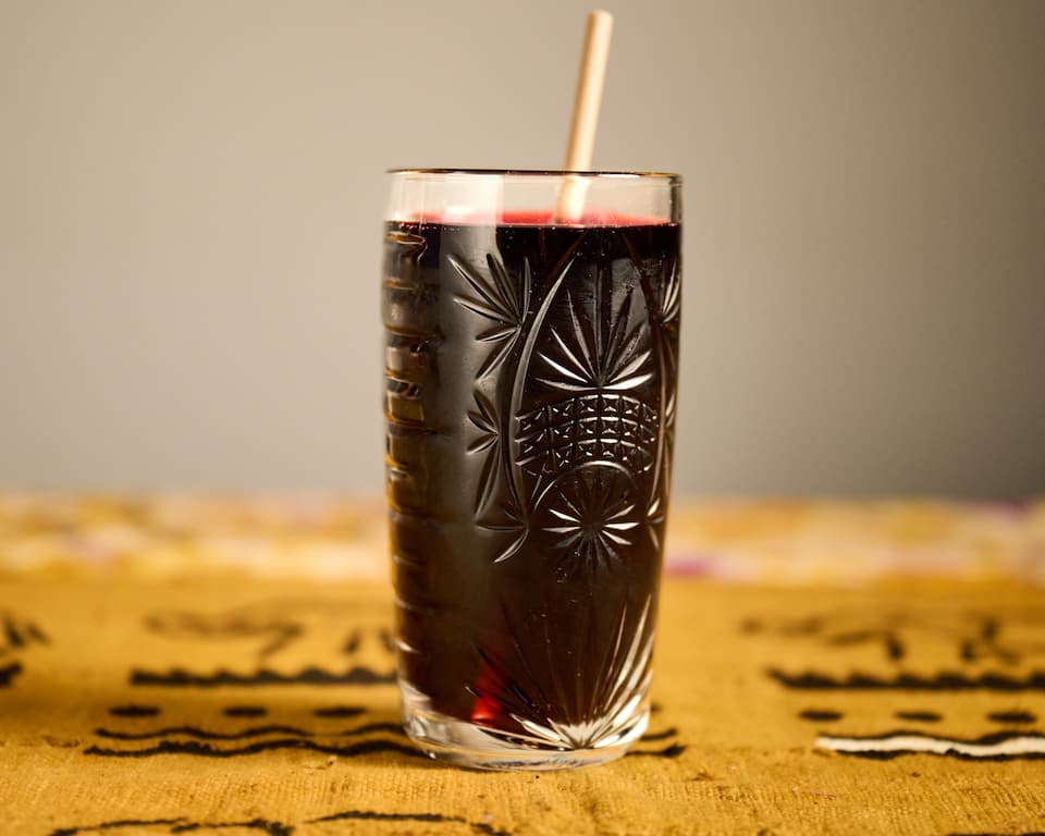 Verre de jus de Bissap maison, boisson à l'hibiscus