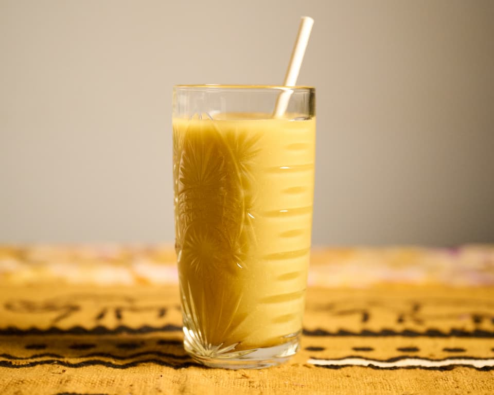 Verre de jus de Gingembre frais et épicé