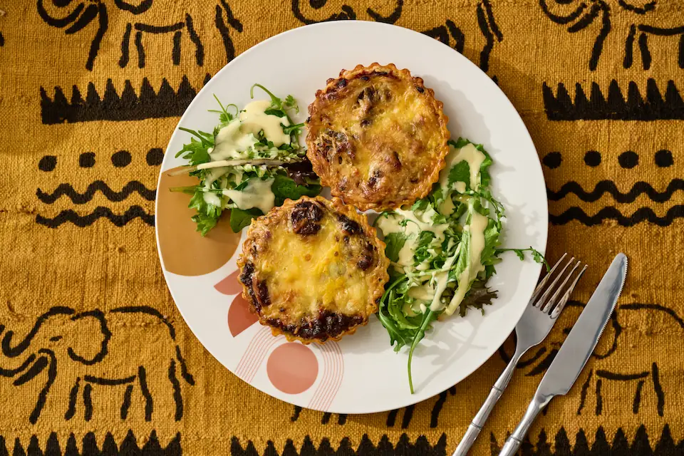 Quiche Marie — pâte brisée maison à la française servie avec alloco (bananes plantains frites ivoiriennes), alliance sucré-salé — Mauya Lyon